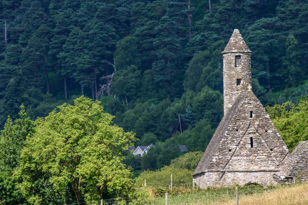 Die Klosteranlage in Glendalough auf dem Roadtrip in Irland