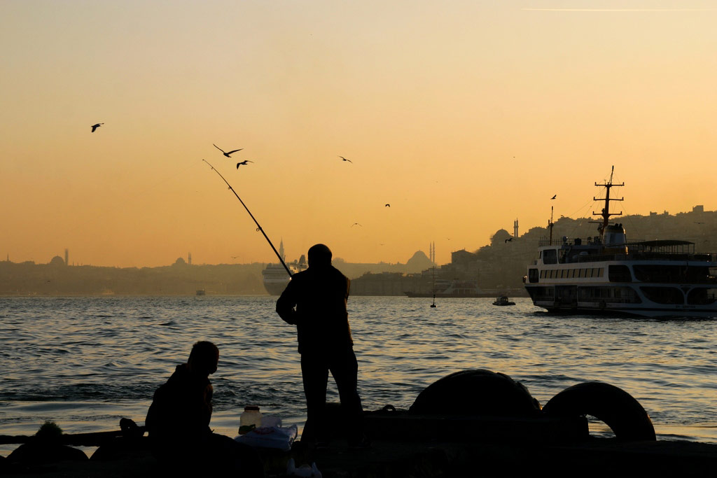 Angler am Bosporus in Istanbul