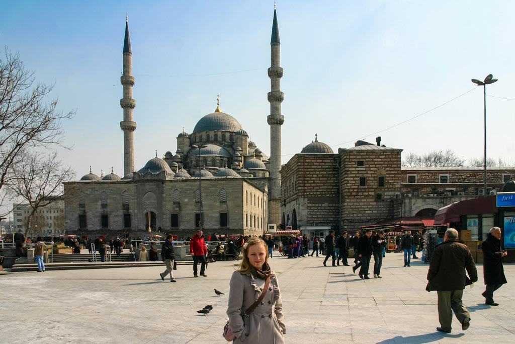 Der Platz vor der Neuen Moschee in Istanbul