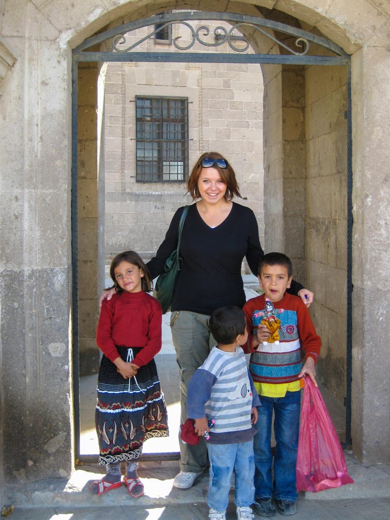 Kinder posieren vor einer verlassenen Kirche in Kappadokien