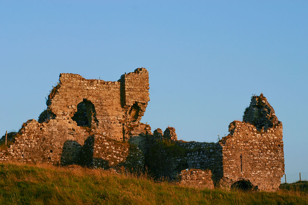 Die Burgruine bei Clonmacnoise in Irland