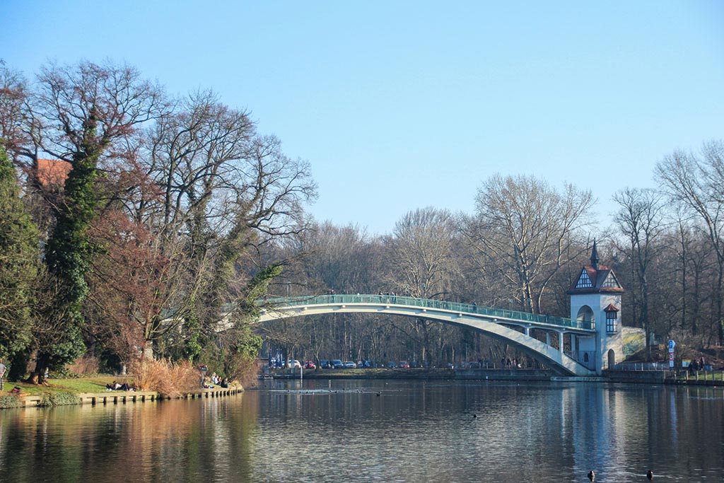 Brücke zur Insel der Jugend im Treptower Park