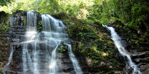 Wasserfall im Kubah Nationalpark auf Borneo